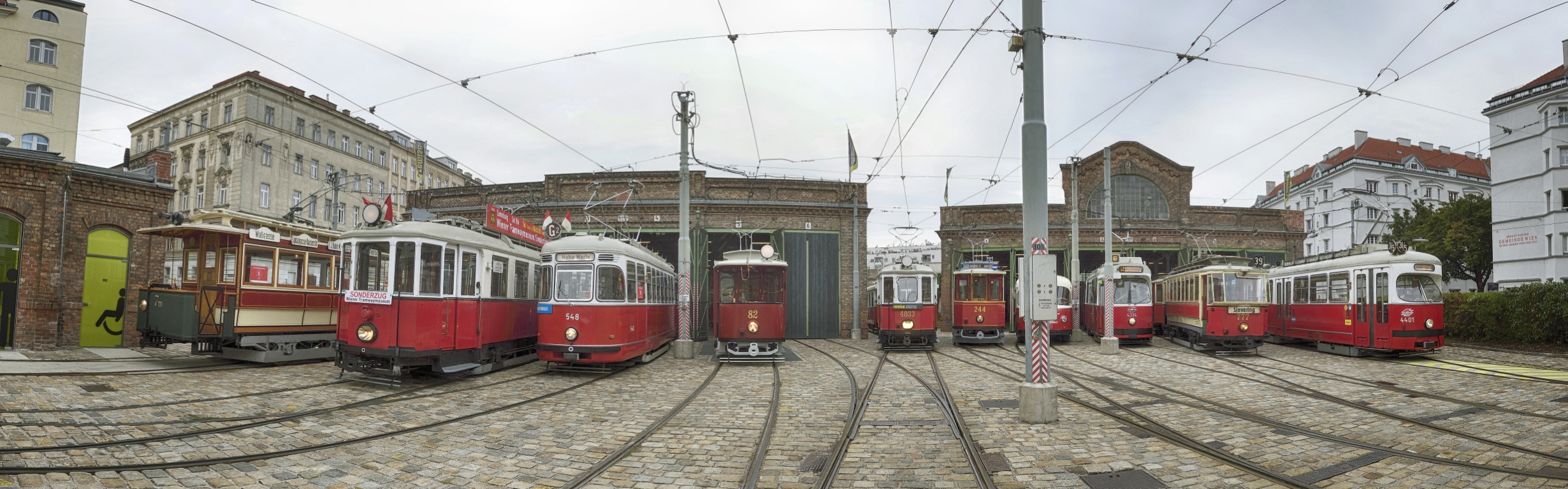 Einige der ausgestellten Fahrzeuge des Verkehrsmuseums der Wiener Linien.