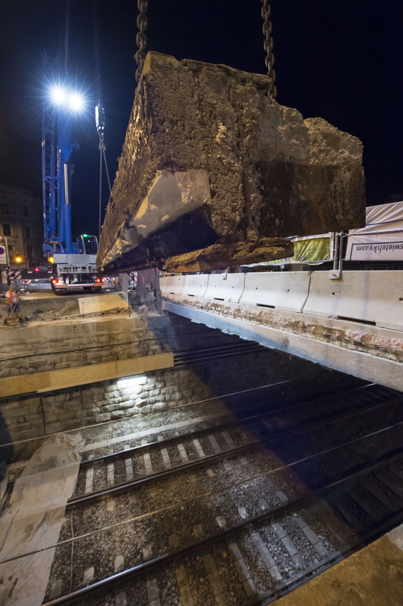 Abbruch eines historischen Brückentragwerks über der U6 zwischen Neustiftgasse und Koppstraße am Wiener Gürtel. Das in Teile geschnittene Brückentragwerk wird mit zwei Spezialkränen in Einzelteilen auf Schwertransporter geladen.