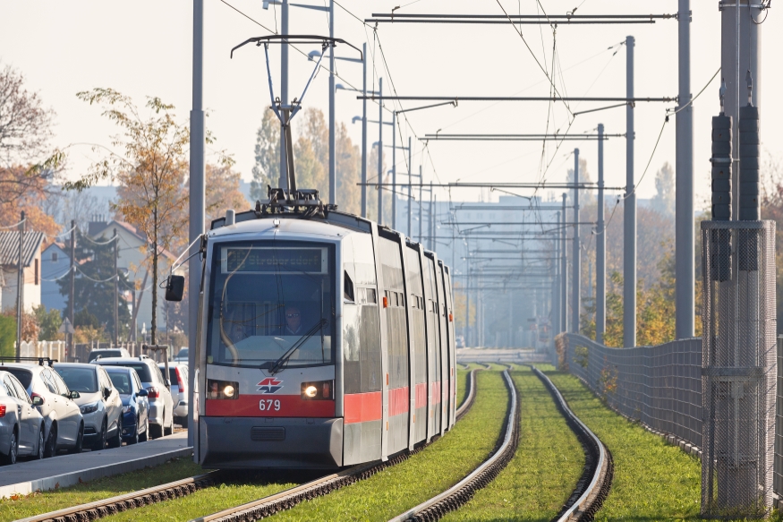 Linie 26 mit Type B (Ulf) kurz vor der Station Süßenbrunnerstraße, November 2015