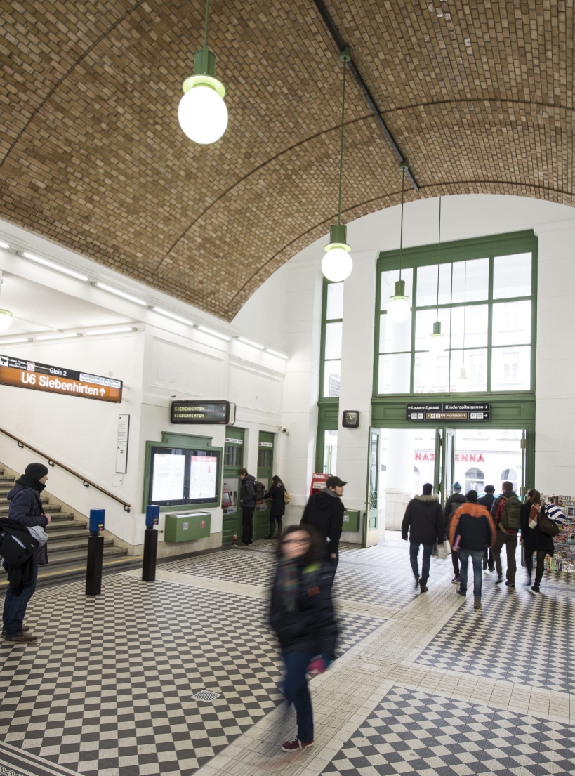 Die generalsanierte U6-Station Alser Straße wird nun als Verkehrsdenkmal bezeichnet. Bahnsteig mit original rekonstruiertem Fliesenbelag inklusive Blindenleitsystem.