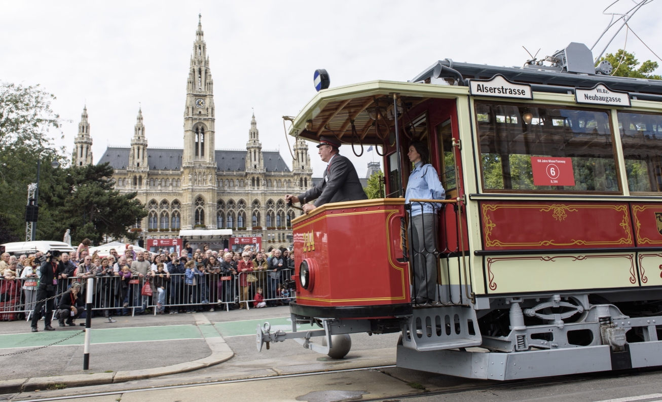 Fest anlässlich des 150-jährigen Jubiläums der Wiener Straßenbahn am Rathausplatz mit zahlreichen Attraktionen und einem Corso mit historischen Fahrzeugen der Wiener Linien.