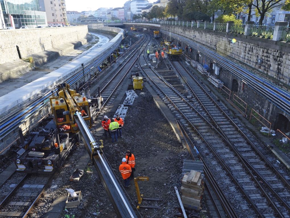 Arbeiten an den Gleisen der Strecke U4 zwischen Längenfeldgasse und Schönbrunn. Weicheneinbau nahe der Station Meidling Hauptstraße.