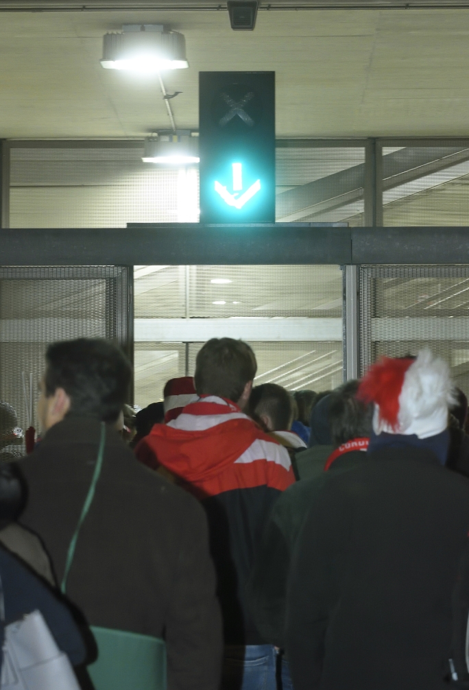 Die U2-Station Stadion ist speziell auf die Abfertigung großer Besuchermassen ausgelegt. Ein spezielles Zutrittssystem schleust die Stadionbesucher nach der Veranstaltung in kurzer Zeit auf den Bahnsteig. Züge bringen die Menschen fast im Minutentakt von drei Gleisen wieder heimwärts.