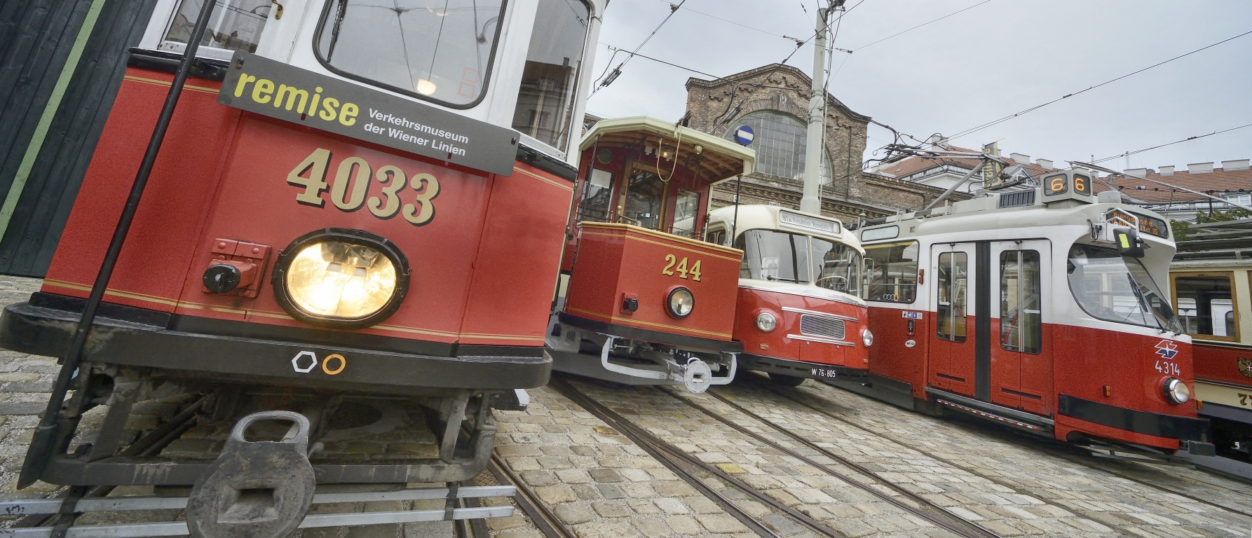 Einige der ausgestellten Fahrzeuge des Verkehrsmuseums der Wiener Linien.