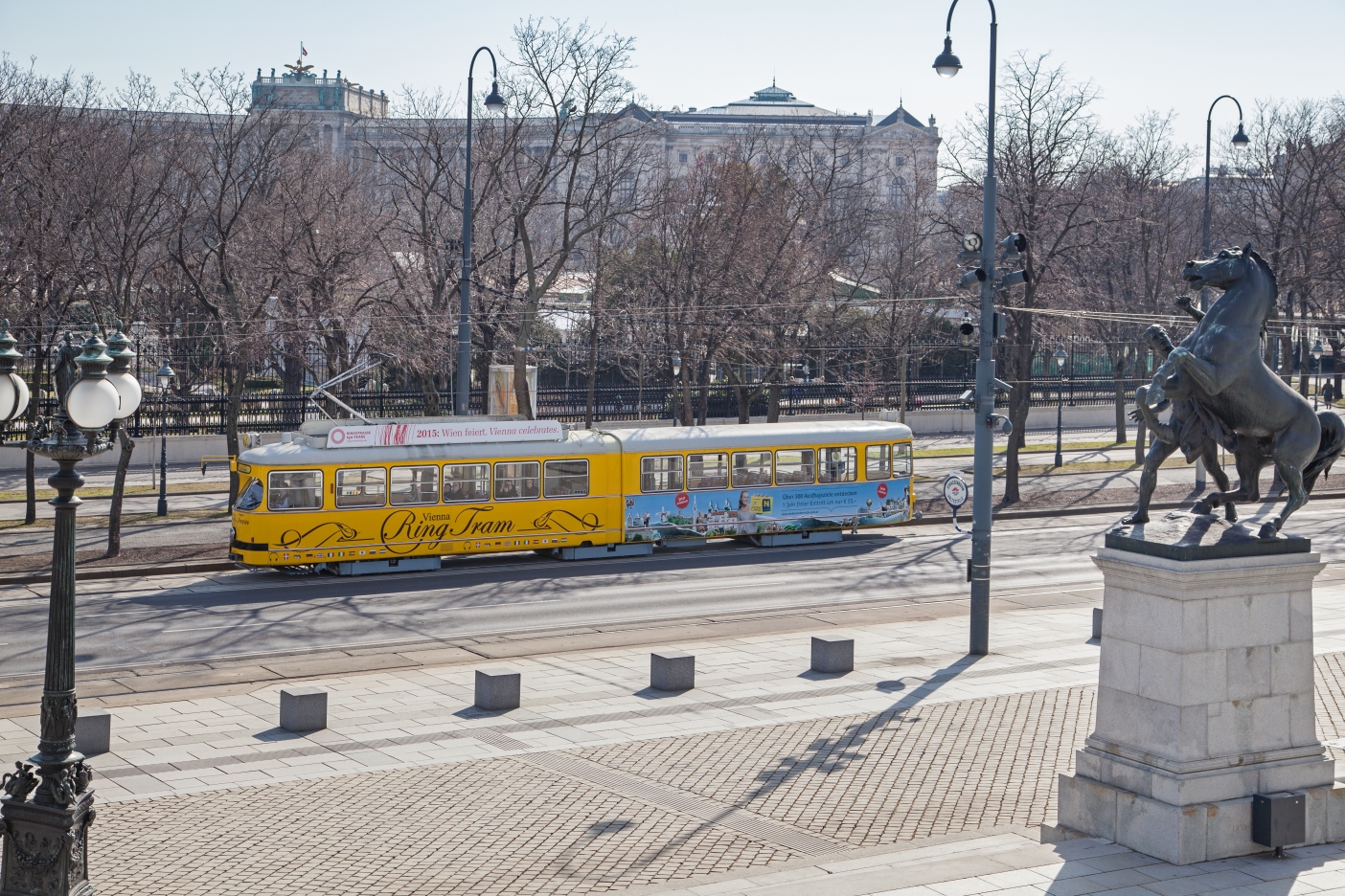 Vienna RingTram  Type E1 am KarlRennerRing beim Parlament, März 2015