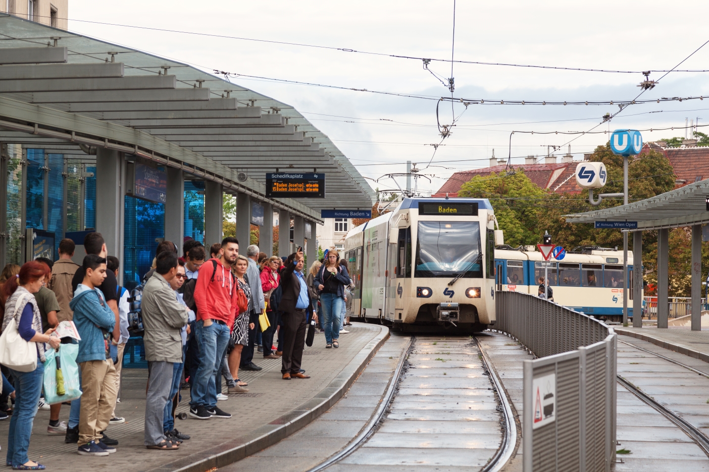 Zug der badner Bahn in der Station Schedifkaplatz, September 2015