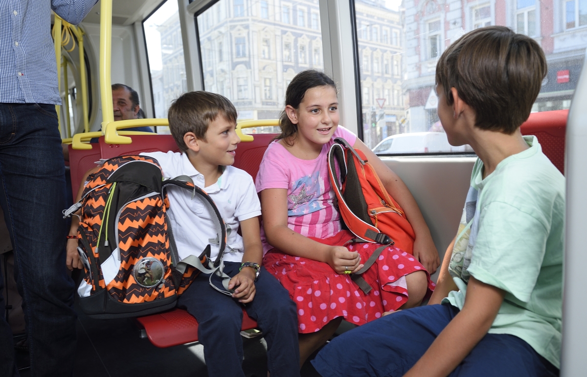 Rund 2,5 Millionen Fahrgäste nutzen die Wiener Linien täglich, darunter auch tausende Kinder. Im Bild: Kinder unterwegs in einer Straßenbahn der Linie 43.