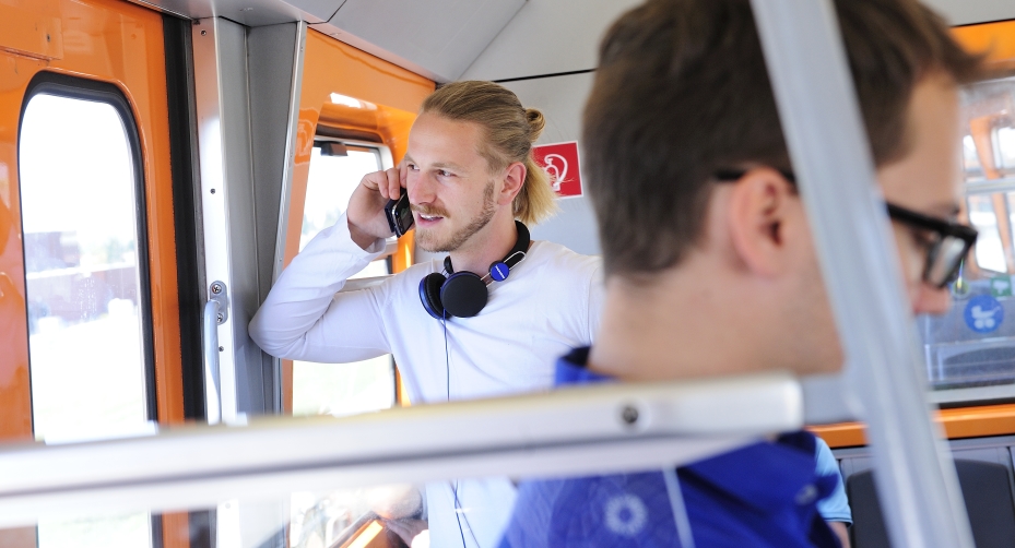 Fahrgäste unterwegs in Verkehrsmitteln der Wiener Linien.