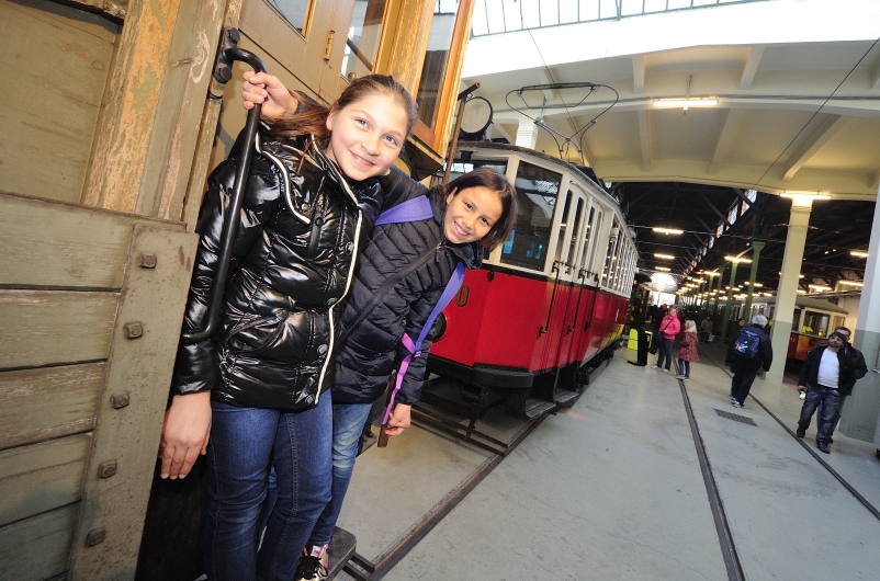 Zahlreiche BesucherInnen in der Remise, dem Verkehrsmuseum der Wiener Linien in Erdberg bei der 'langen Nacht der Wiener Stadtwerke'.