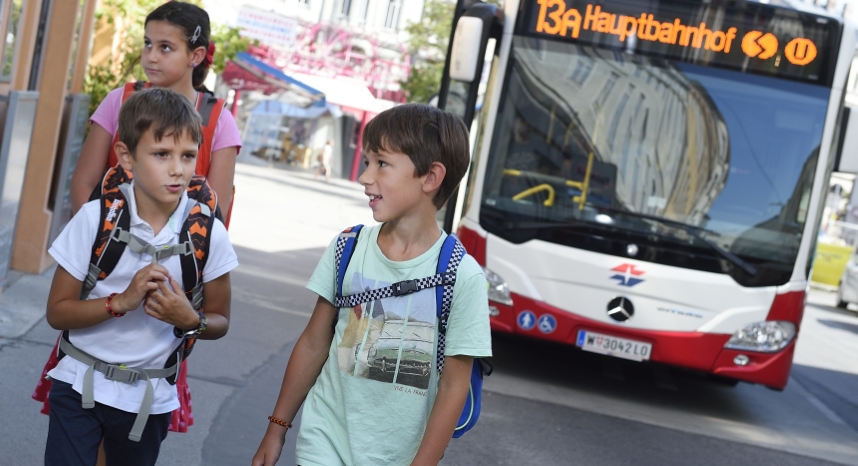 Rund 2,5 Millionen Fahrgäste nutzen die Wiener Linien täglich, darunter auch tausende Kinder. Im Bild: Kinder unterwegs in einem Autobus der Linie 13A.