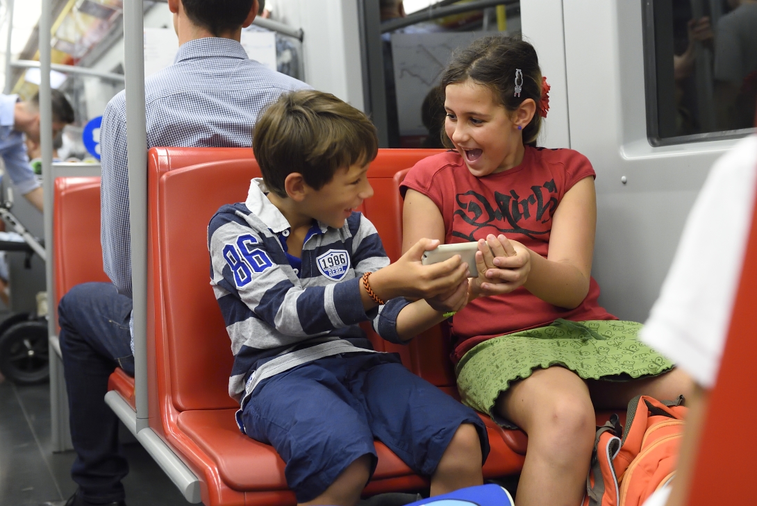 Rund 2,5 Millionen Fahrgäste nutzen die Wiener Linien täglich, darunter auch tausende Kinder. Im Bild: Kinder unterwegs in einer U-Bahn der Linie U2.