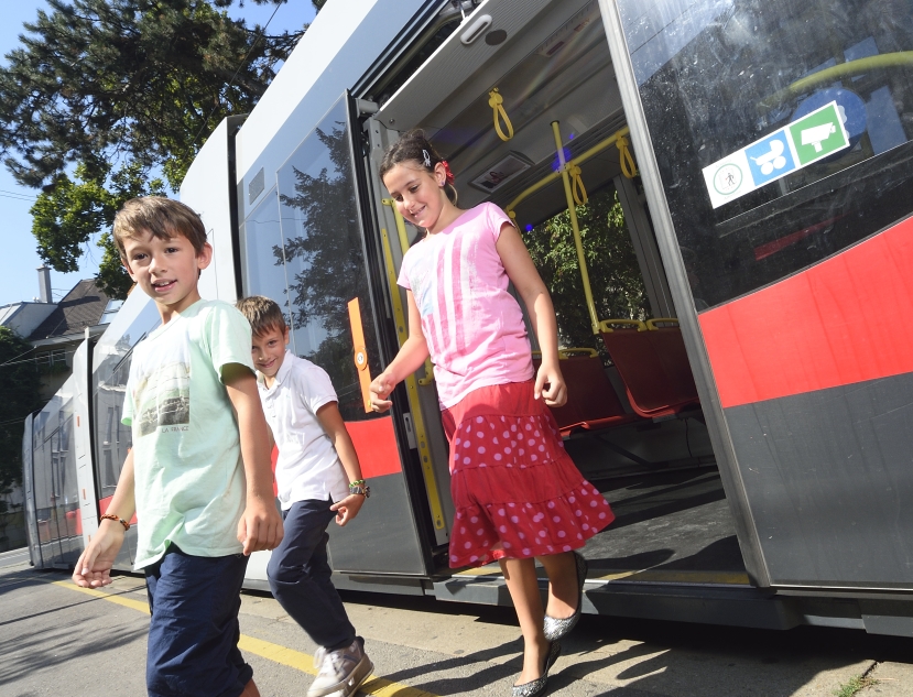 Rund 2,5 Millionen Fahrgäste nutzen die Wiener Linien täglich, darunter auch tausende Kinder. Im Bild: Kinder unterwegs in einer Straßenbahn der Linie 43.