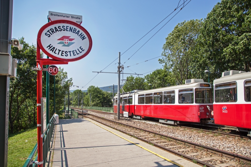 Linie 60 Type E2-c5 in der  Haltestelle Breitenfurtherstraße, Juni 2015
