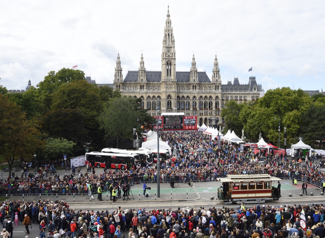 Fest anlässlich des 150-jährigen Jubiläums der Wiener Straßenbahn am Rathausplatz mit zahlreichen Attraktionen und einem Corso mit historischen Fahrzeugen der Wiener Linien.