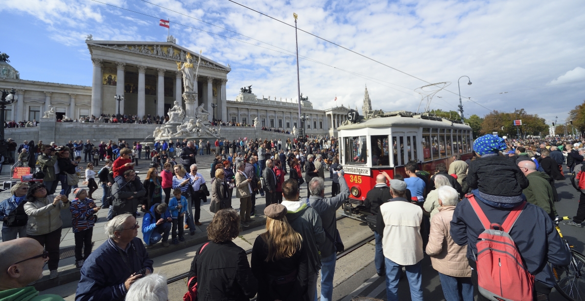 Fest anlässlich des 150-jährigen Jubiläums der Wiener Straßenbahn am Rathausplatz mit zahlreichen Attraktionen und einem Corso mit historischen Fahrzeugen der Wiener Linien.