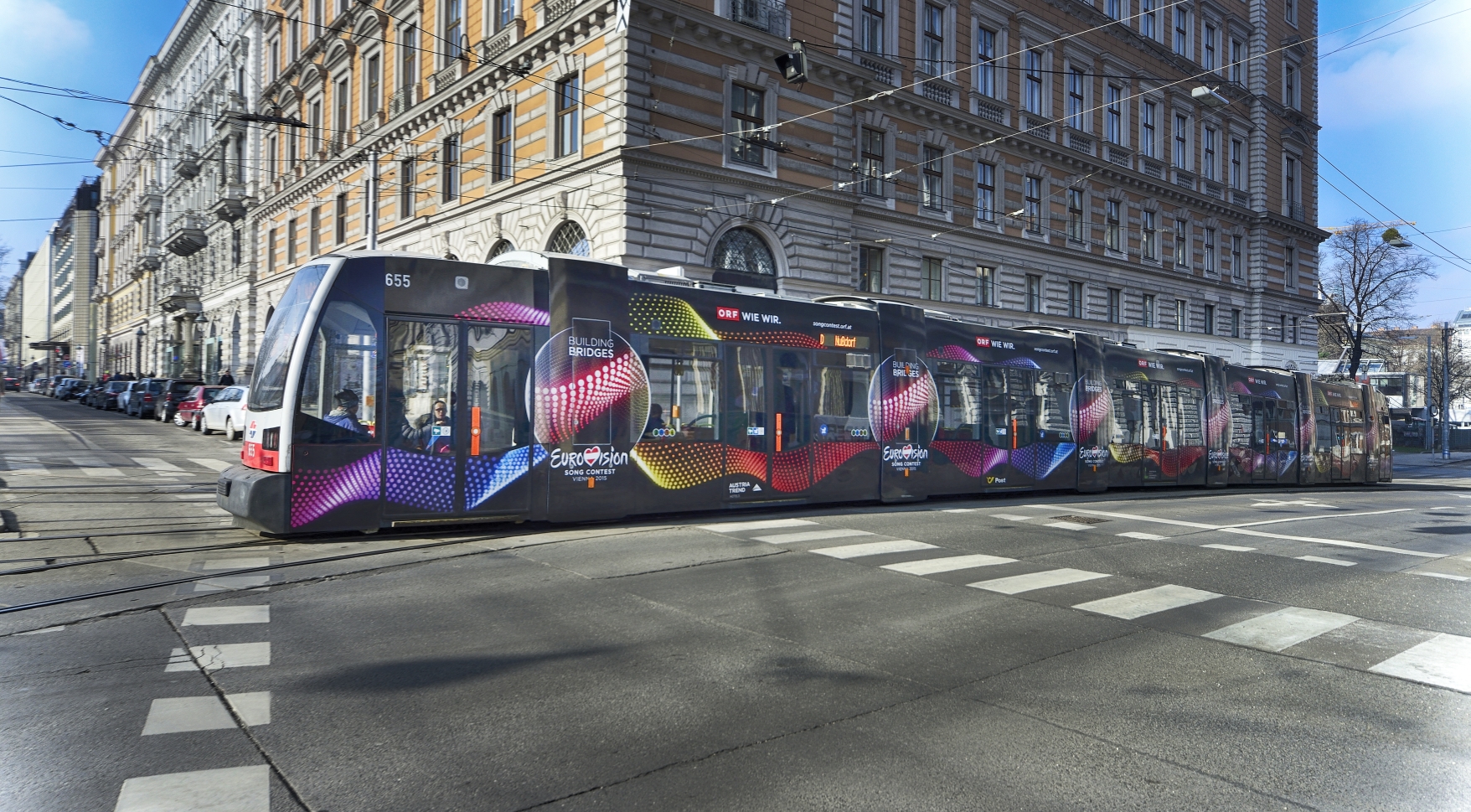 Eine eigens zur Bewerbung des Song Contests gebrandete ULF Straßenbahn unterwegs auf der Linie D.