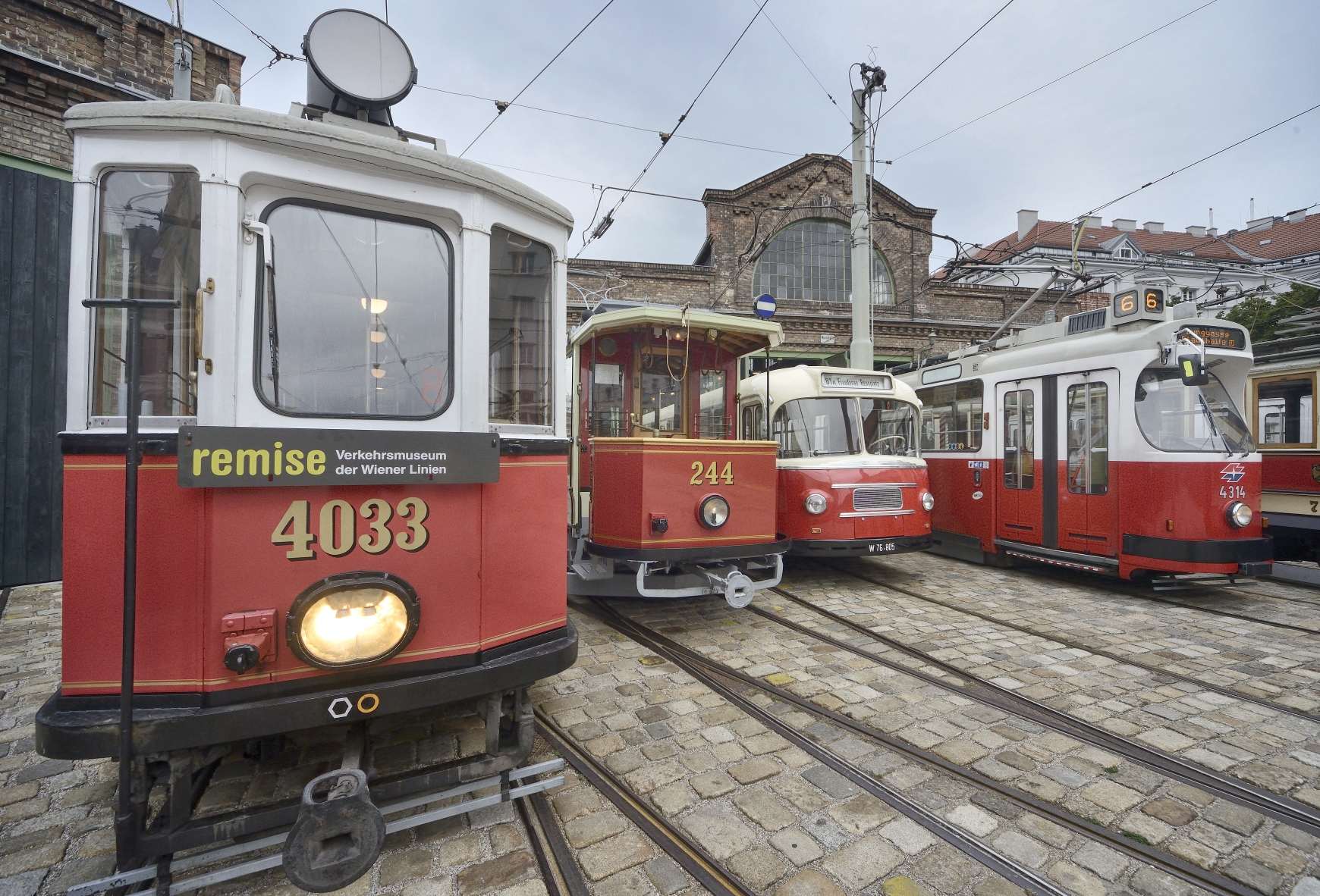 Einige der ausgestellten Fahrzeuge des Verkehrsmuseums der Wiener Linien.