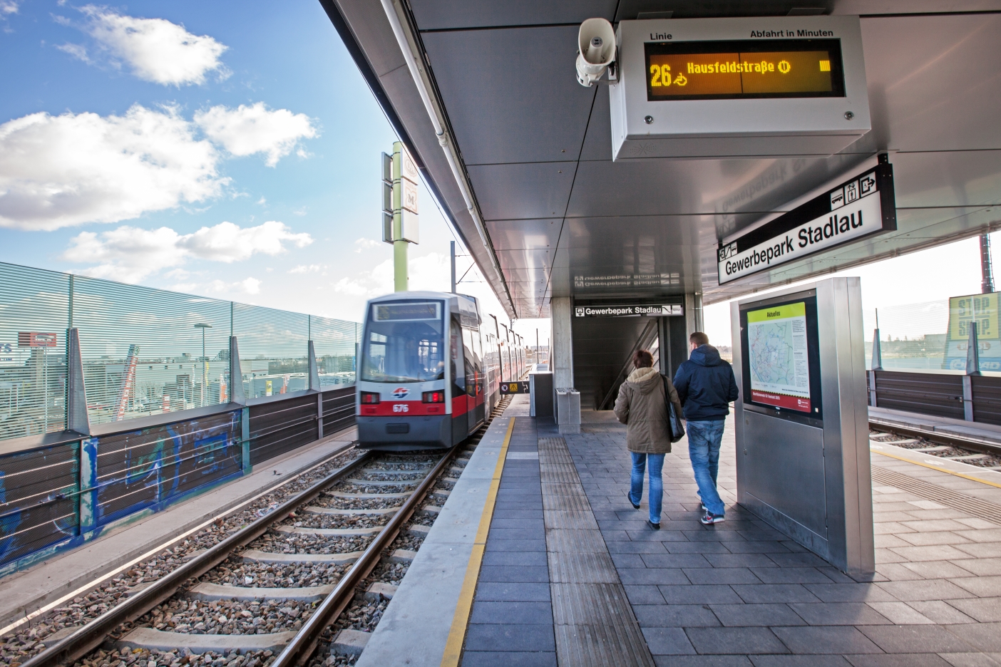 Linie 26 mit Type B (ulf) Station Gewerbepark, März 2015