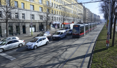 Straßenbahn der Linie 6 unterwegs am Gürtel in Fahrtrichtung Burggasse/Stadthalle.