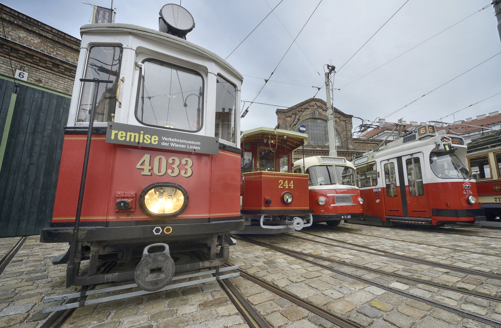 Einige der ausgestellten Fahrzeuge des Verkehrsmuseums der Wiener Linien.