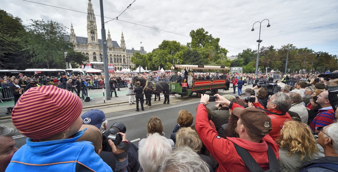 Fest anlässlich des 150-jährigen Jubiläums der Wiener Straßenbahn am Rathausplatz mit zahlreichen Attraktionen und einem Corso mit historischen Fahrzeugen der Wiener Linien.