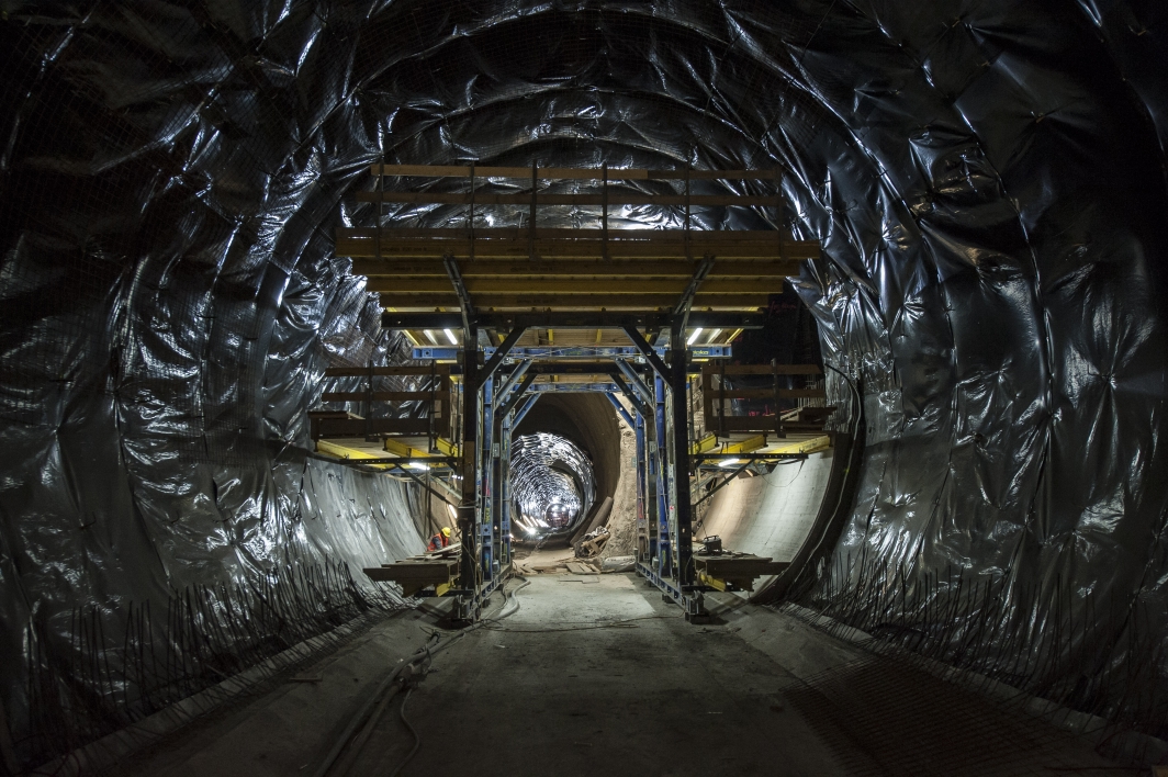 Bauarbeiten zur Verlängerung der Linie U1 nach Oberlaa im Bereich Verteilerkreis Favoriten. Arbeitsgerüst im künftigen Stationsbereich.