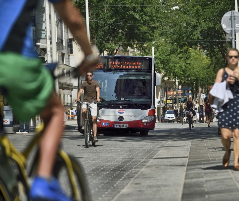 Gelenkbus der Linie 13A im Bereich der Begegnungszone der Mariahilfer Straße.