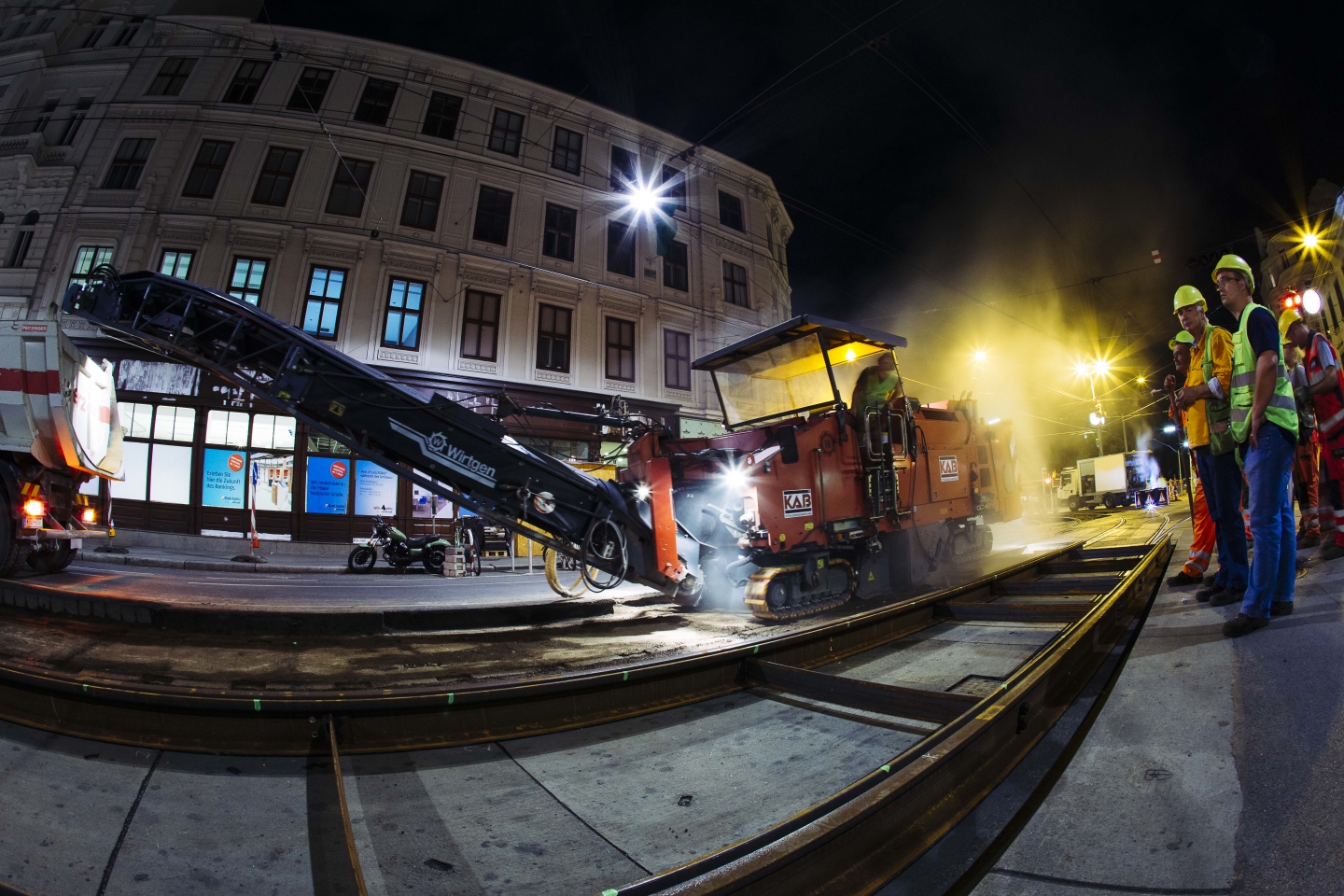 Nächtliche Gleisbauarbeiten und Erneuerung des Gleisuntergrundes an der Kreuzung Währinger Straße - Nußdorfer Straße - Spitalgasse.