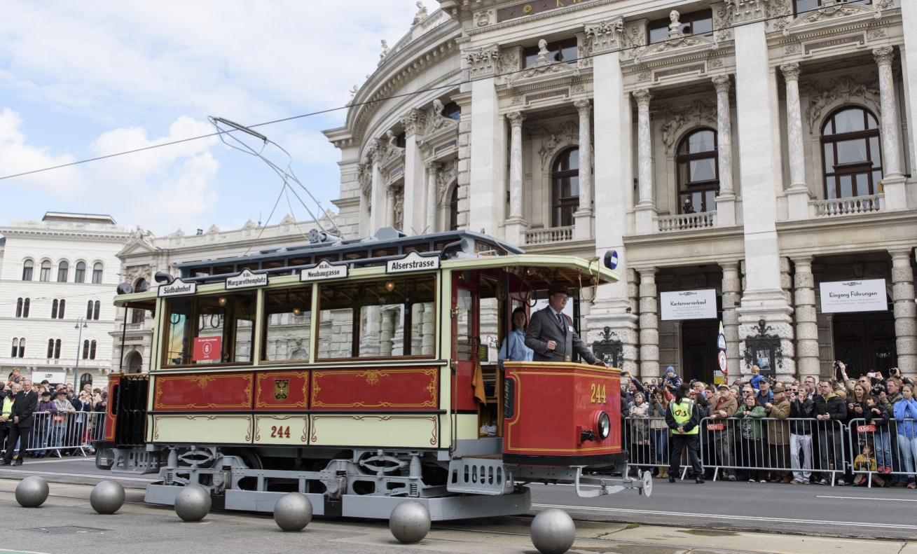 Fest anlässlich des 150-jährigen Jubiläums der Wiener Straßenbahn am Rathausplatz mit zahlreichen Attraktionen und einem Corso mit historischen Fahrzeugen der Wiener Linien.