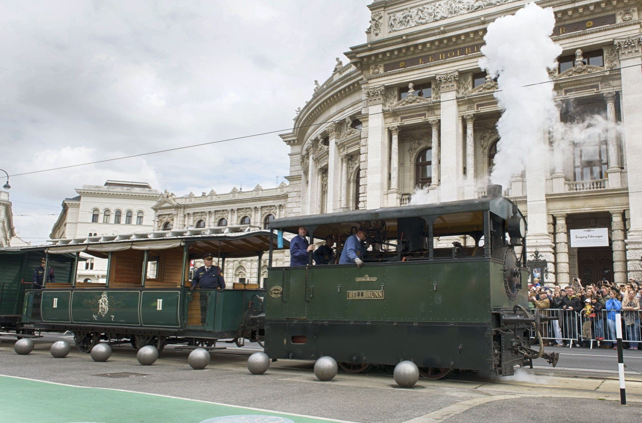 Fest anlässlich des 150-jährigen Jubiläums der Wiener Straßenbahn am Rathausplatz mit zahlreichen Attraktionen und einem Corso mit historischen Fahrzeugen der Wiener Linien.