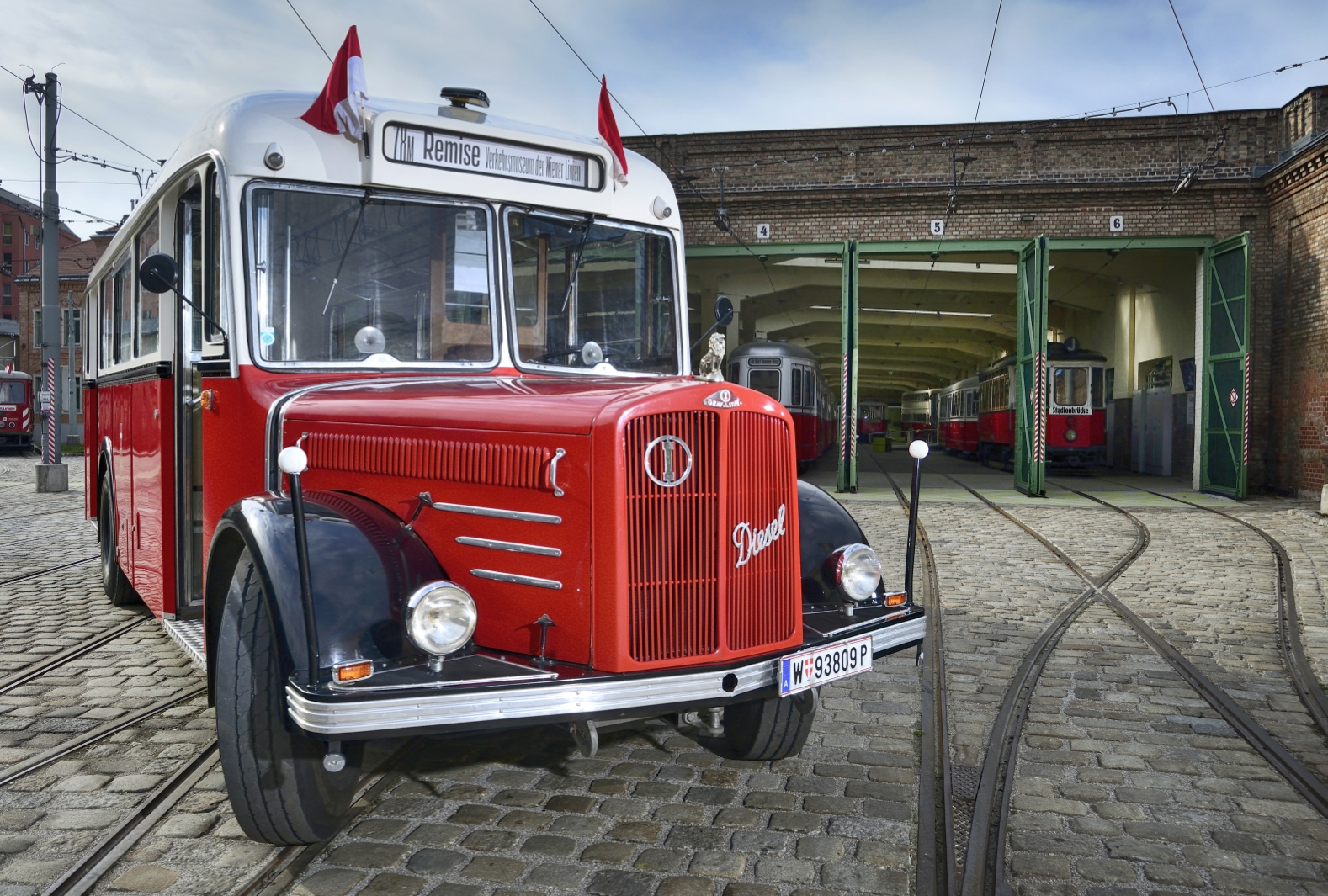 Ab 15. März 2015 verkehrt an den Wochenenden ein Oldtimer-Shuttlebus (Linie 78M) aus dem Jahr 1949 zwischen Schwedenplatz und dem Verkehrsmuseum Remise in Erdberg.