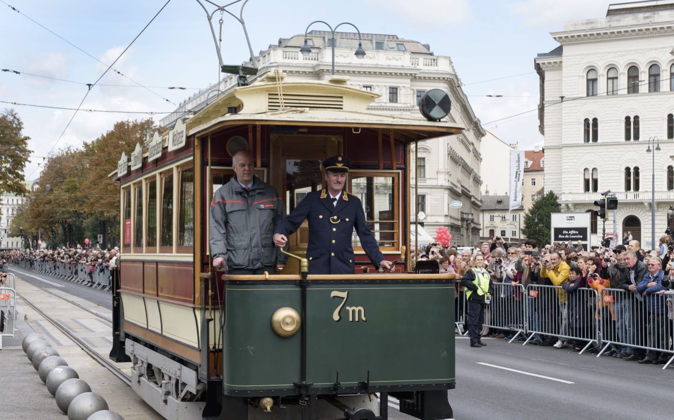 Fest anlässlich des 150-jährigen Jubiläums der Wiener Straßenbahn am Rathausplatz mit zahlreichen Attraktionen und einem Corso mit historischen Fahrzeugen der Wiener Linien.