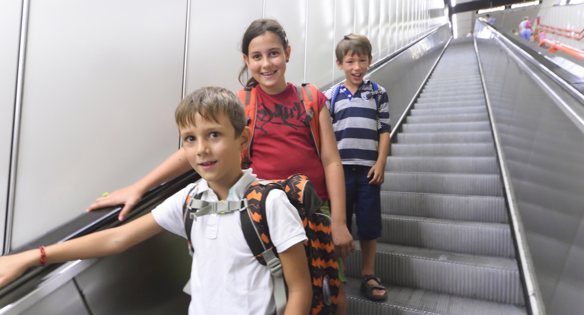 Rund 2,5 Millionen Fahrgäste nutzen die Wiener Linien täglich, darunter auch tausende Kinder. Im Bild: Kinder unterwegs in einer U-Bahn der Linie U2.