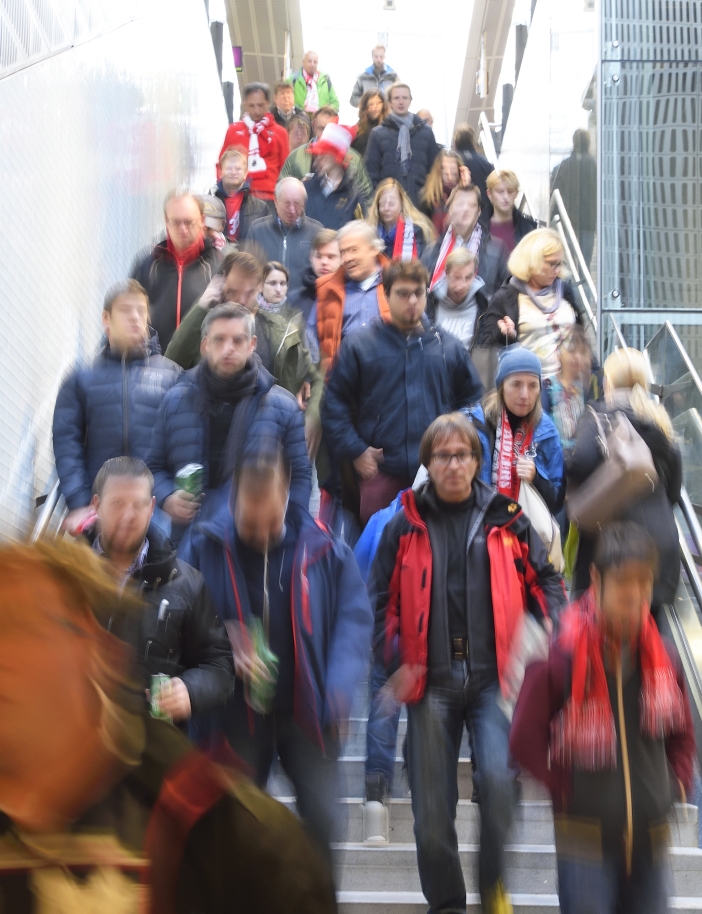 Die U2-Station Stadion ist speziell auf die Abfertigung großer Besuchermassen ausgelegt. Ein spezielles Zutrittssystem schleust die Stadionbesucher nach der Veranstaltung in kurzer Zeit auf den Bahnsteig. Züge bringen die Menschen fast im Minutentakt von drei Gleisen wieder heimwärts.