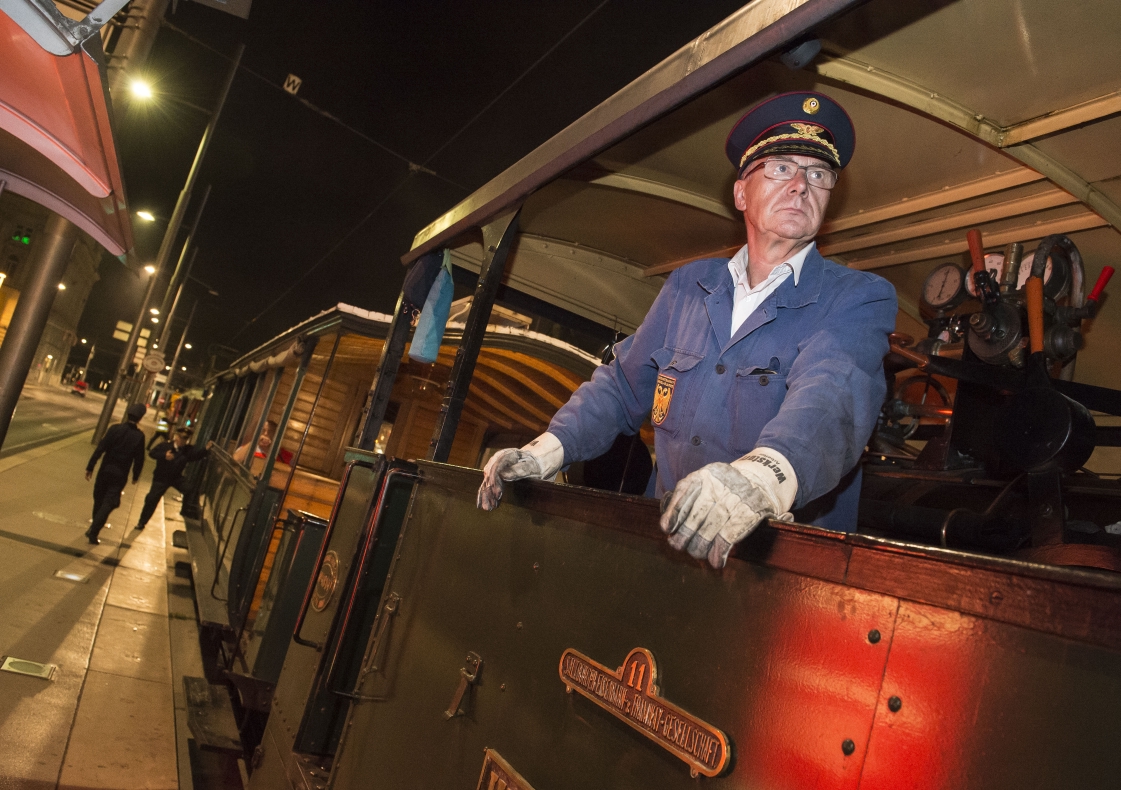 Probefahrt von historischen Fahrzeugen für Feier zu 150 Jahre Wiener Tramway auf der Ringstraße. Fahrzeugführer Peter auf der Dampftramway.