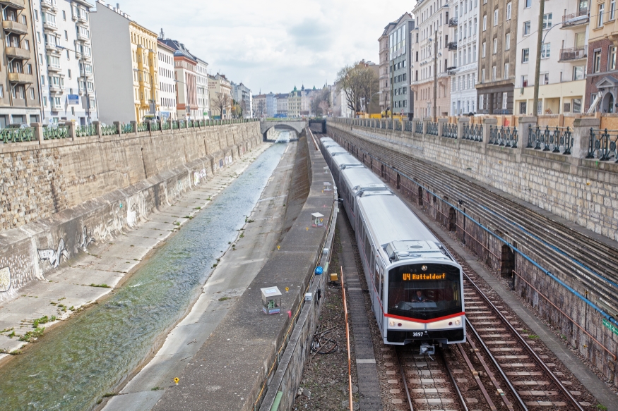 U-4 Bereich Wackenroderbrücke-Pilgramgasse, Errichtung von Stützmauern und V-Zug Richtung Hütteldorf, April 2015