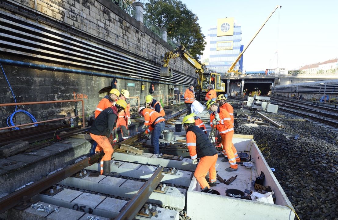 Arbeiten an den Gleisen der Strecke U4 zwischen Längenfeldgasse und Schönbrunn. Weicheneinbau nahe der Station Meidling Hauptstraße.