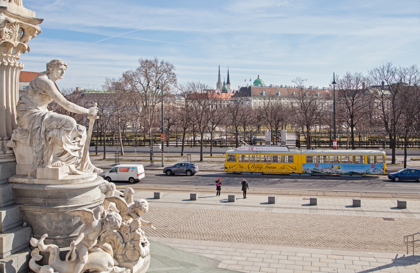 Vienna RingTram  Type E1 am KarlRennerRing beim Parlament, März 2015