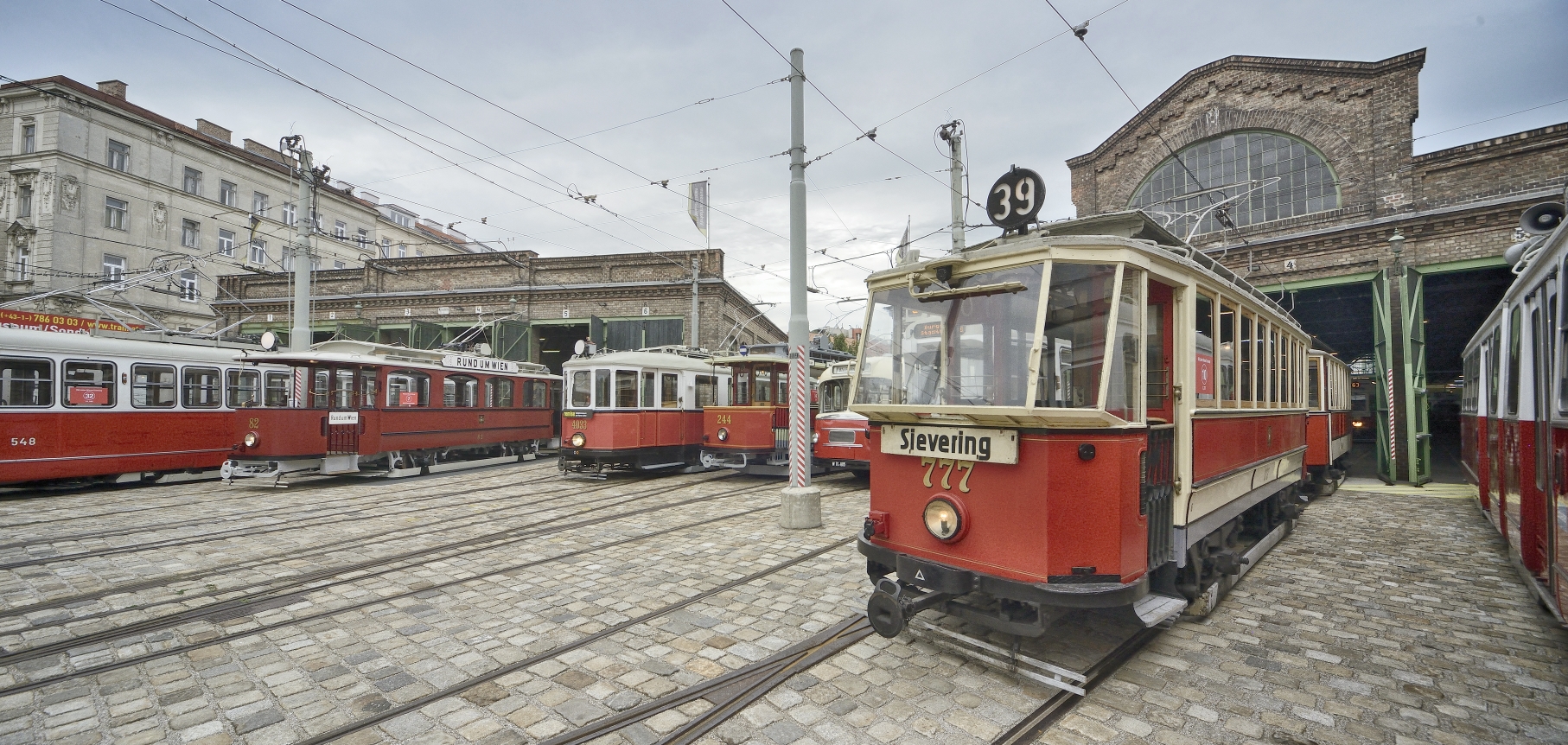 Einige der ausgestellten Fahrzeuge des Verkehrsmuseums der Wiener Linien.