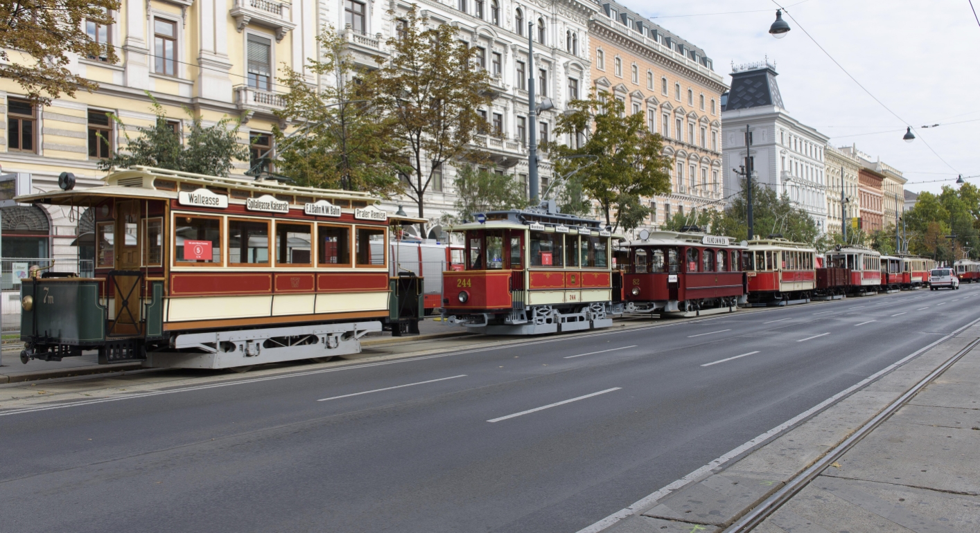 Fest anlässlich des 150-jährigen Jubiläums der Wiener Straßenbahn am Rathausplatz mit zahlreichen Attraktionen und einem Corso mit historischen Fahrzeugen der Wiener Linien.