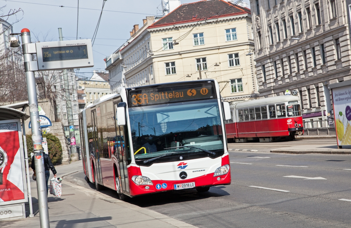 Die Buslinie 11a beim Stadioncenter, im Hintergrund die Station der U2