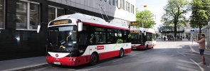 Auf der Linie 3A im Einsatz: der voll-elektrische City-Bus beim Aufladen in der Haltestelle in der Zelinkagasse.