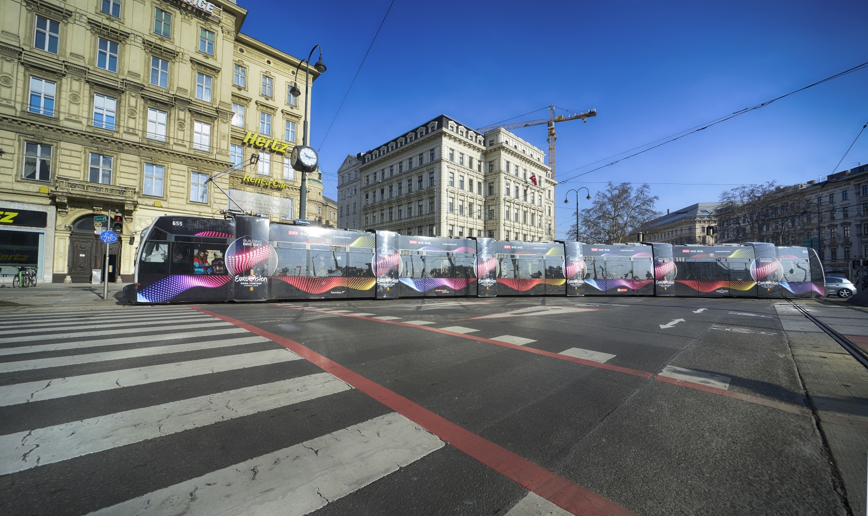 Eine eigens zur Bewerbung des Song Contests gebrandete ULF-Straßenbahn unterwegs auf der Linie D.