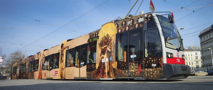 Die diesjährige, eigens für den Lifeball bebrandete ULF Straßenbahn.