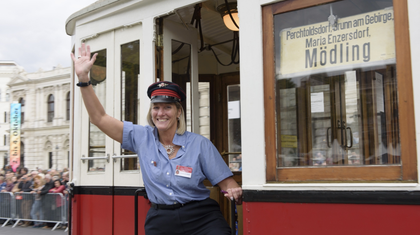 Fest anlässlich des 150-jährigen Jubiläums der Wiener Straßenbahn am Rathausplatz mit zahlreichen Attraktionen und einem Corso mit historischen Fahrzeugen der Wiener Linien.