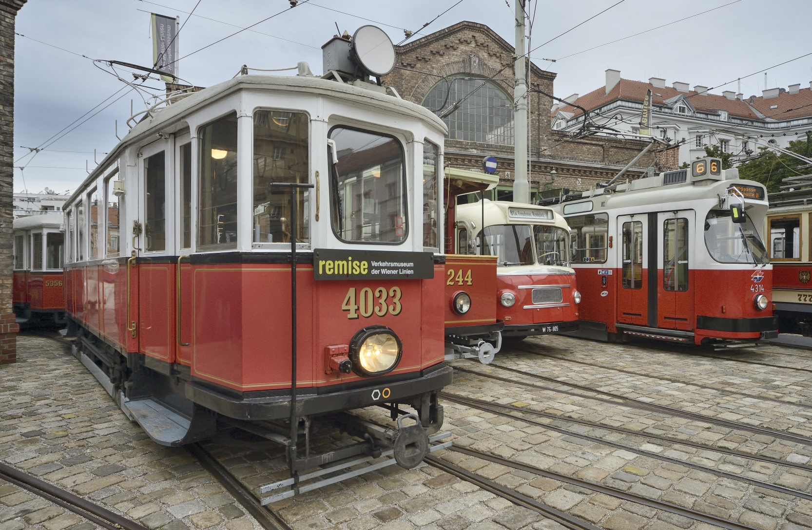 Einige der ausgestellten Fahrzeuge des Verkehrsmuseums der Wiener Linien.