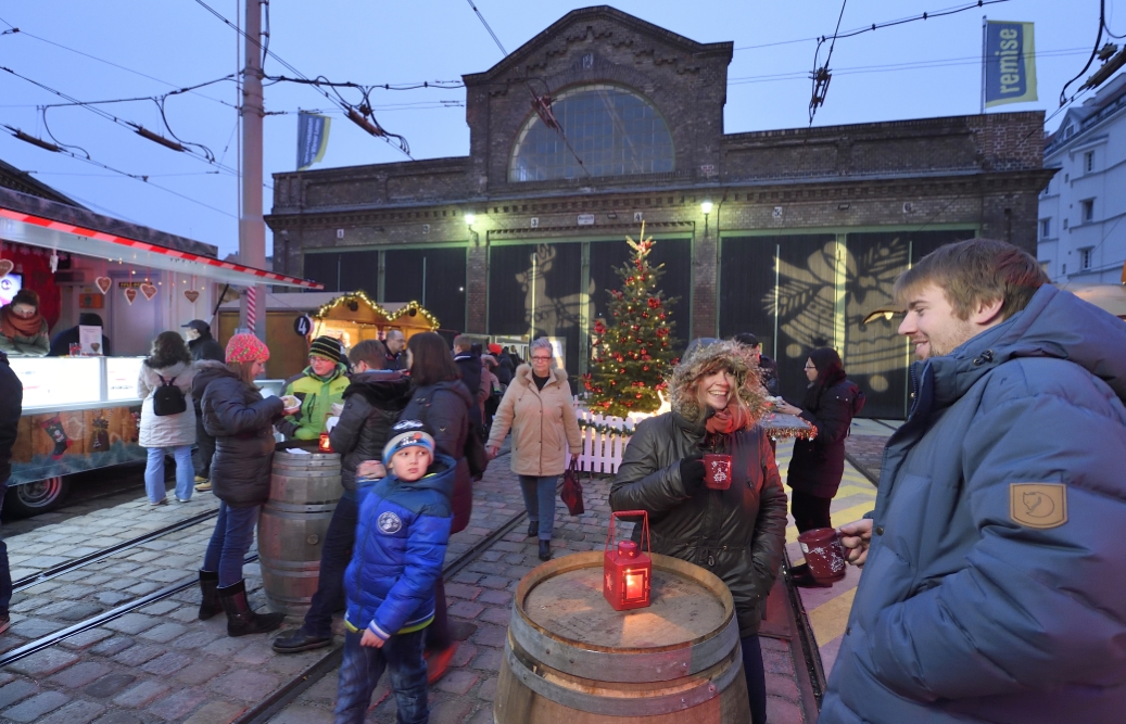 Am Adventmarkt auf dem Gelände des Verkehrsmuseums der Wiener Linien 'Remise' war am 6. Dezember auch der Nikolaus zu Besuch.
