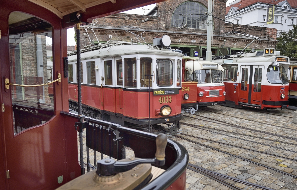 Einige der ausgestellten Fahrzeuge des Verkehrsmuseums der Wiener Linien.