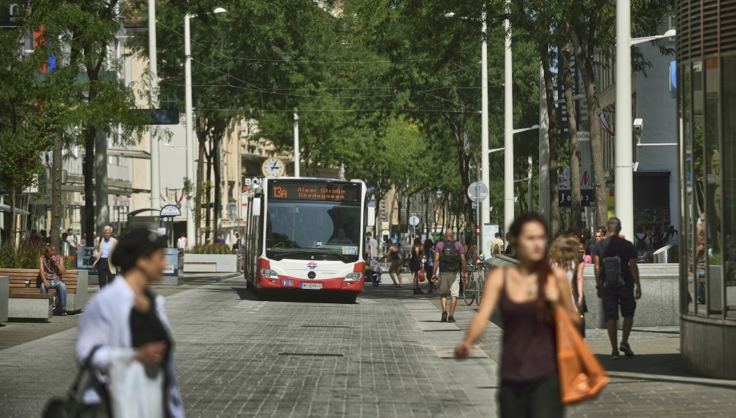 Gelenkbus der Linie 13A im Bereich der Begegnungszone der Mariahilfer Straße.