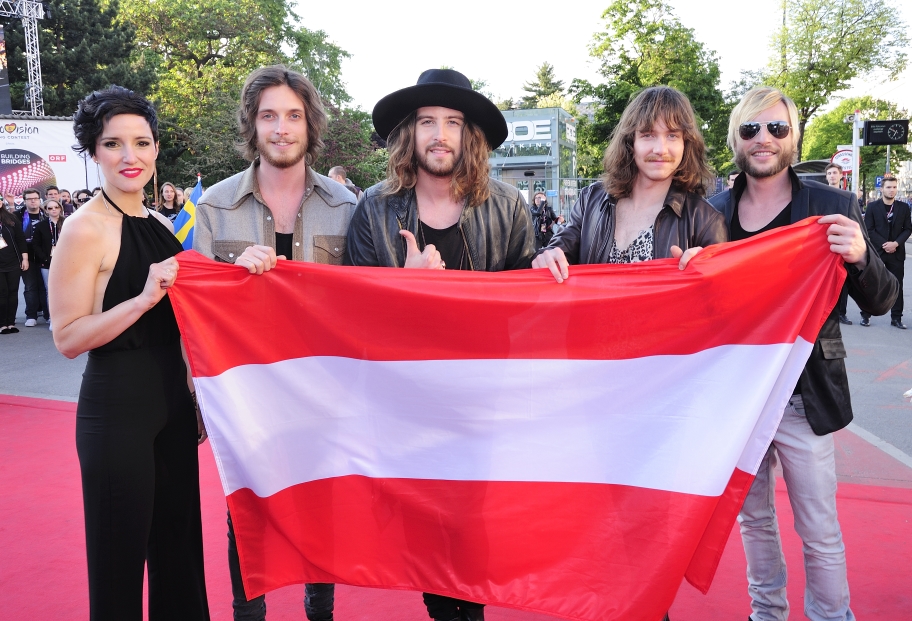 Die TeilnehmerInnen am Eurovision Song Contest werden mit Elektrobussen der Wiener Linien zum Empfang im Rathaus gebracht. Im Bild die KünstlerInnen aus Österreich.